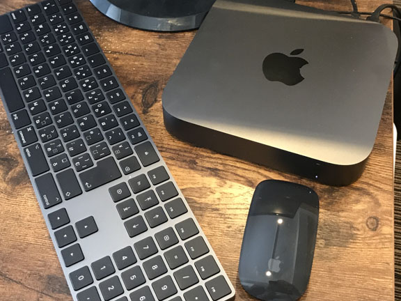Mac mini 2018 スペースグレイの本体とキーボードとマウス